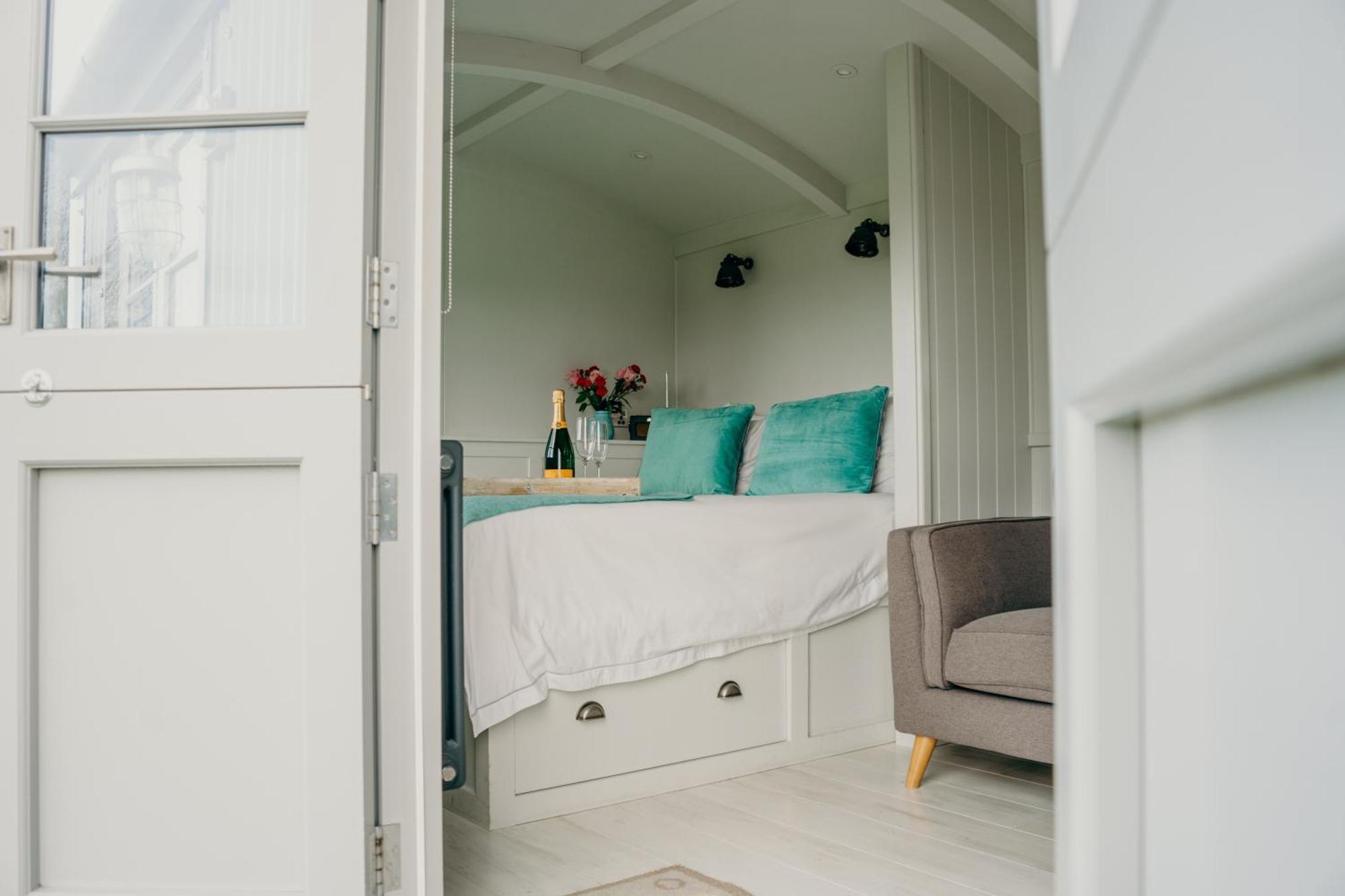 Blatchford Briar - Award Winning Private Shephards Huts With Their Own Secluded Hot Tubs Milton Abbot Exteriör bild